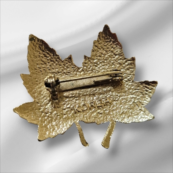 Vintage Double Maple Leaf Pin / Brooch - Picture 2 of 5